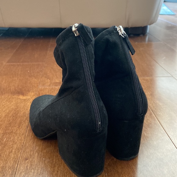 Black heeled boots - Picture 2 of 2